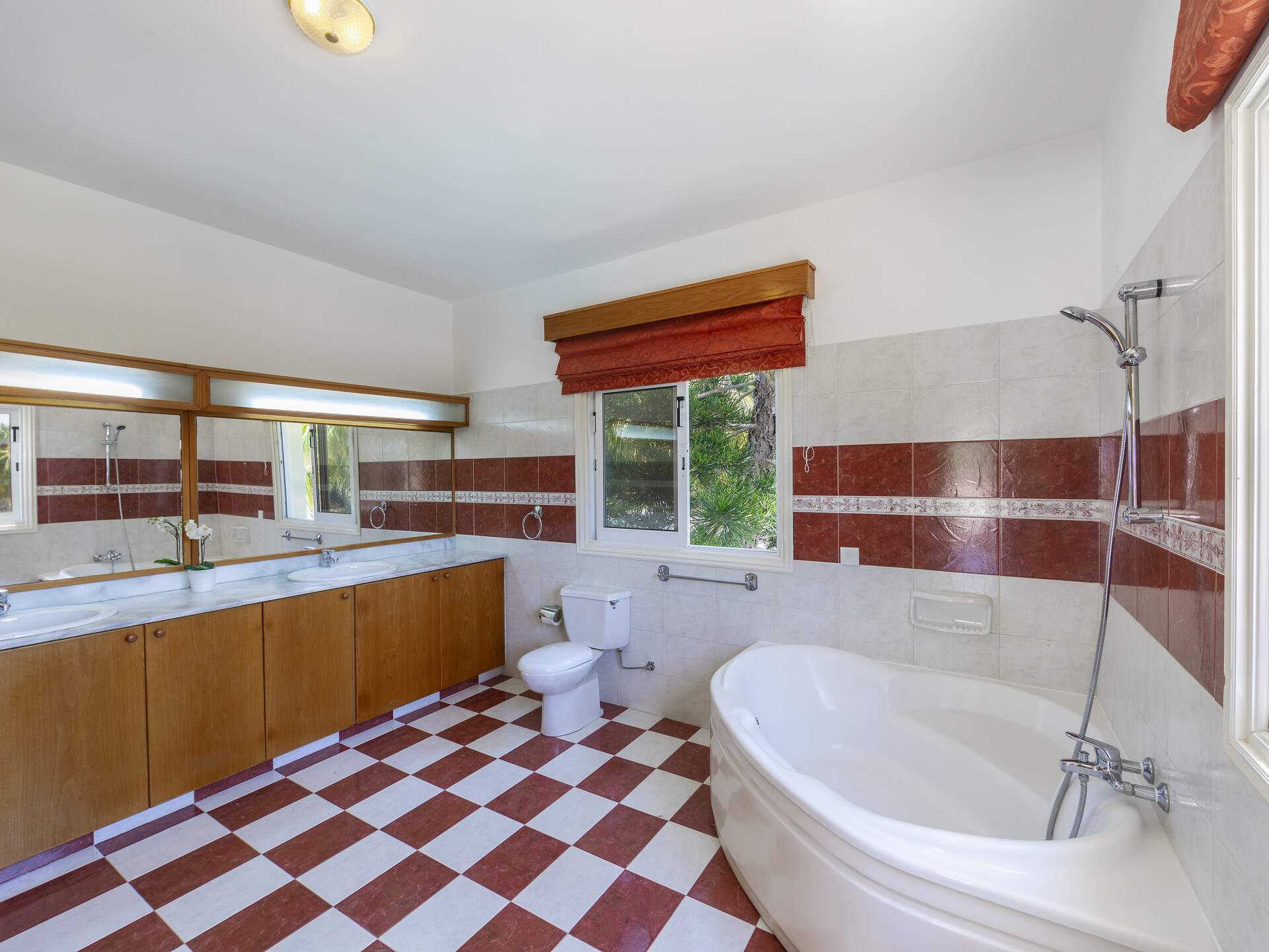 Vam in vaši družini bo všeč ta vila ob obali, vila Larnaca 1400