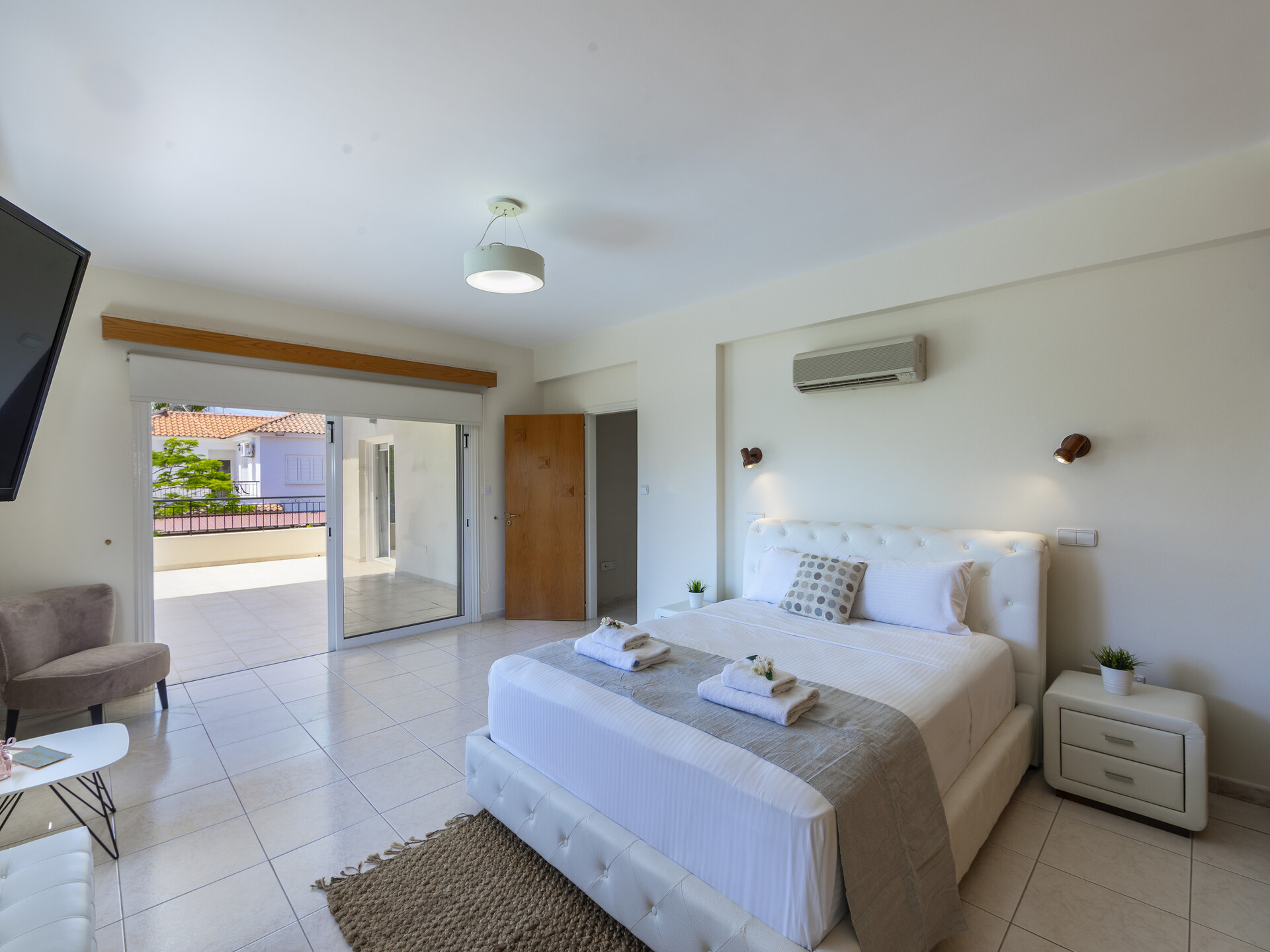 Vam in vaši družini bo všeč ta vila ob obali, vila Larnaca 1400