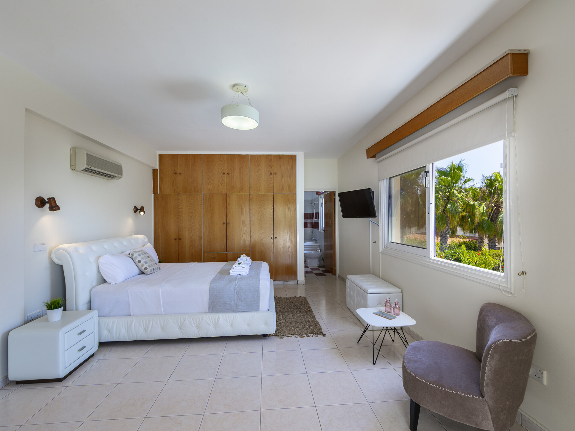 Vam in vaši družini bo všeč ta vila ob obali, vila Larnaca 1400