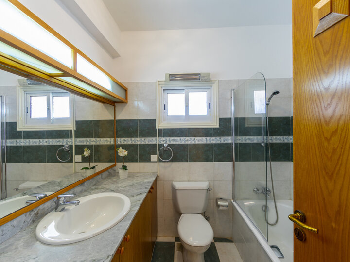 Vam in vaši družini bo všeč ta vila ob obali, vila Larnaca 1400