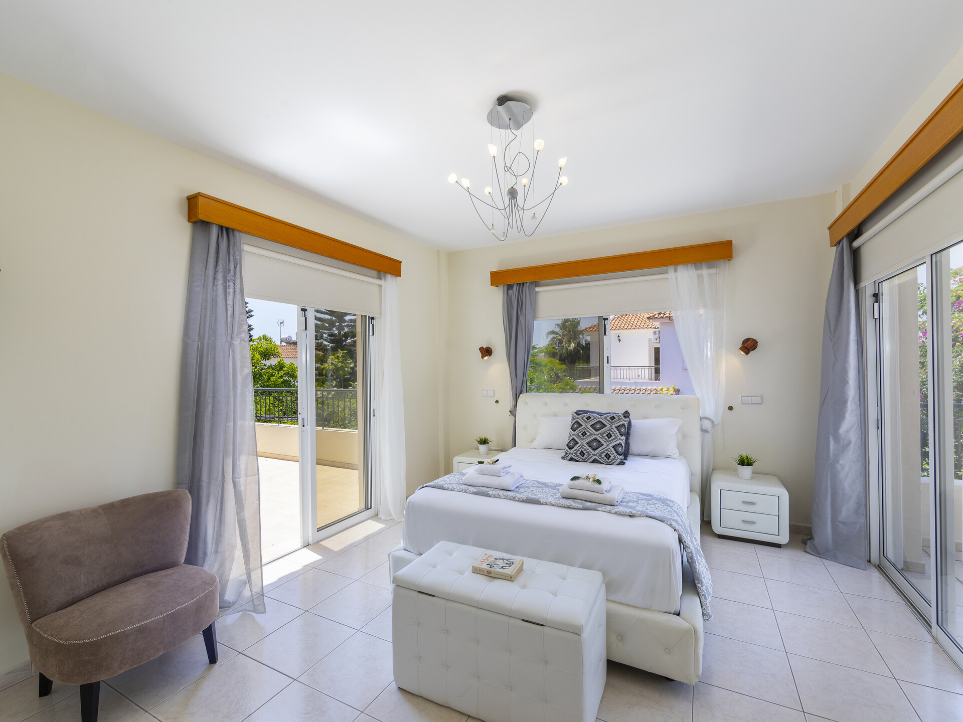 Vam in vaši družini bo všeč ta vila ob obali, vila Larnaca 1400
