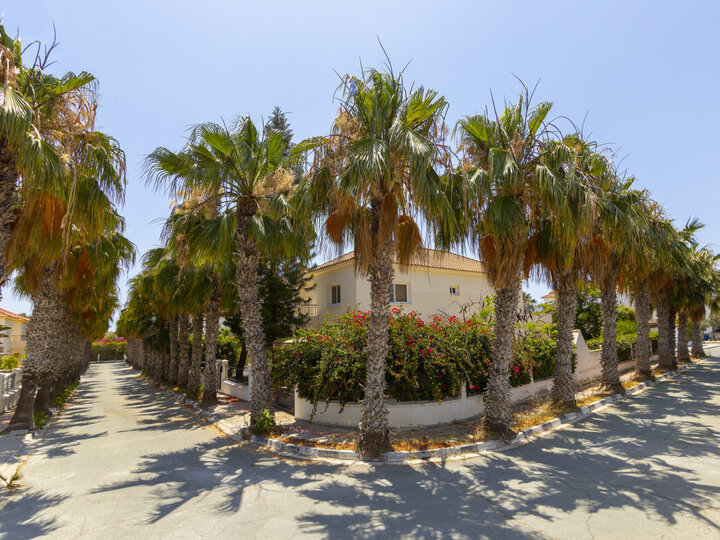 Vam in vaši družini bo všeč ta vila ob obali, vila Larnaca 1400