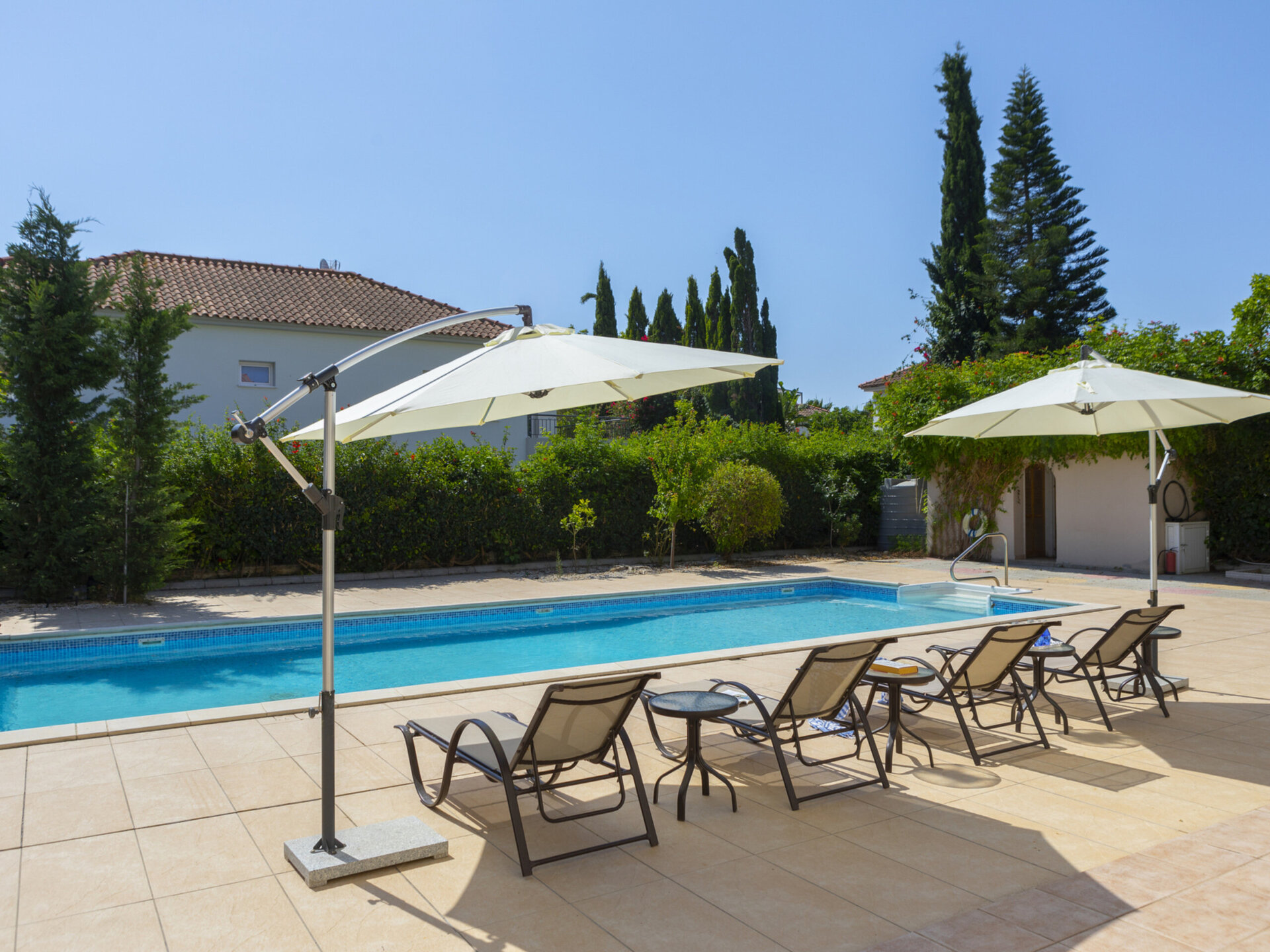 Vam in vaši družini bo všeč ta vila ob obali, vila Larnaca 1400