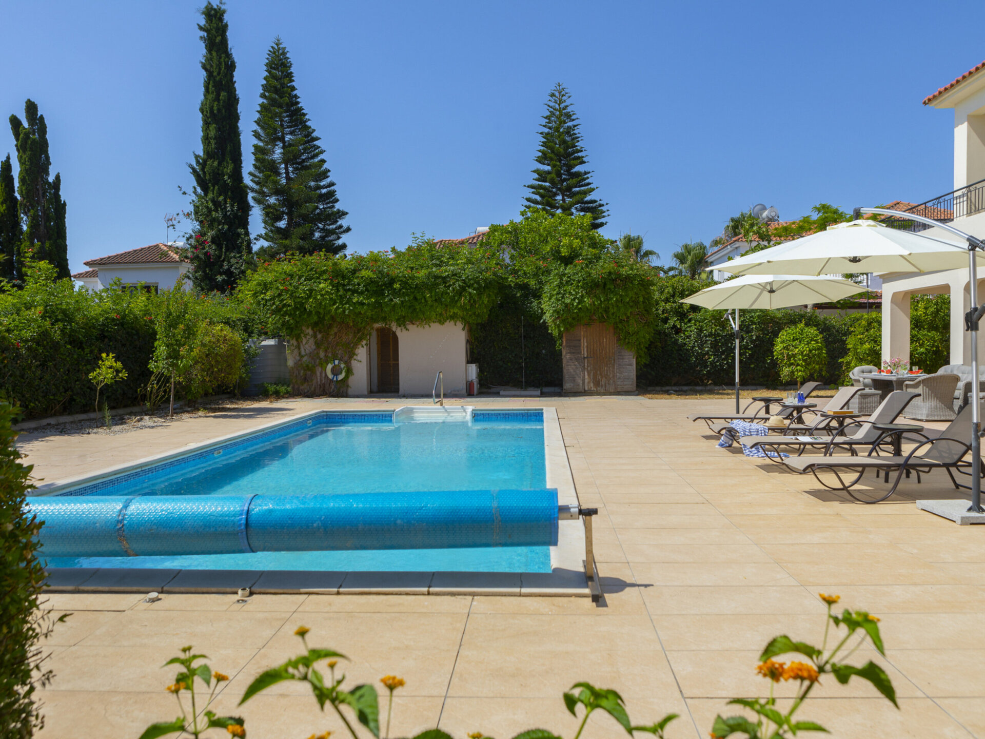 Vam in vaši družini bo všeč ta vila ob obali, vila Larnaca 1400