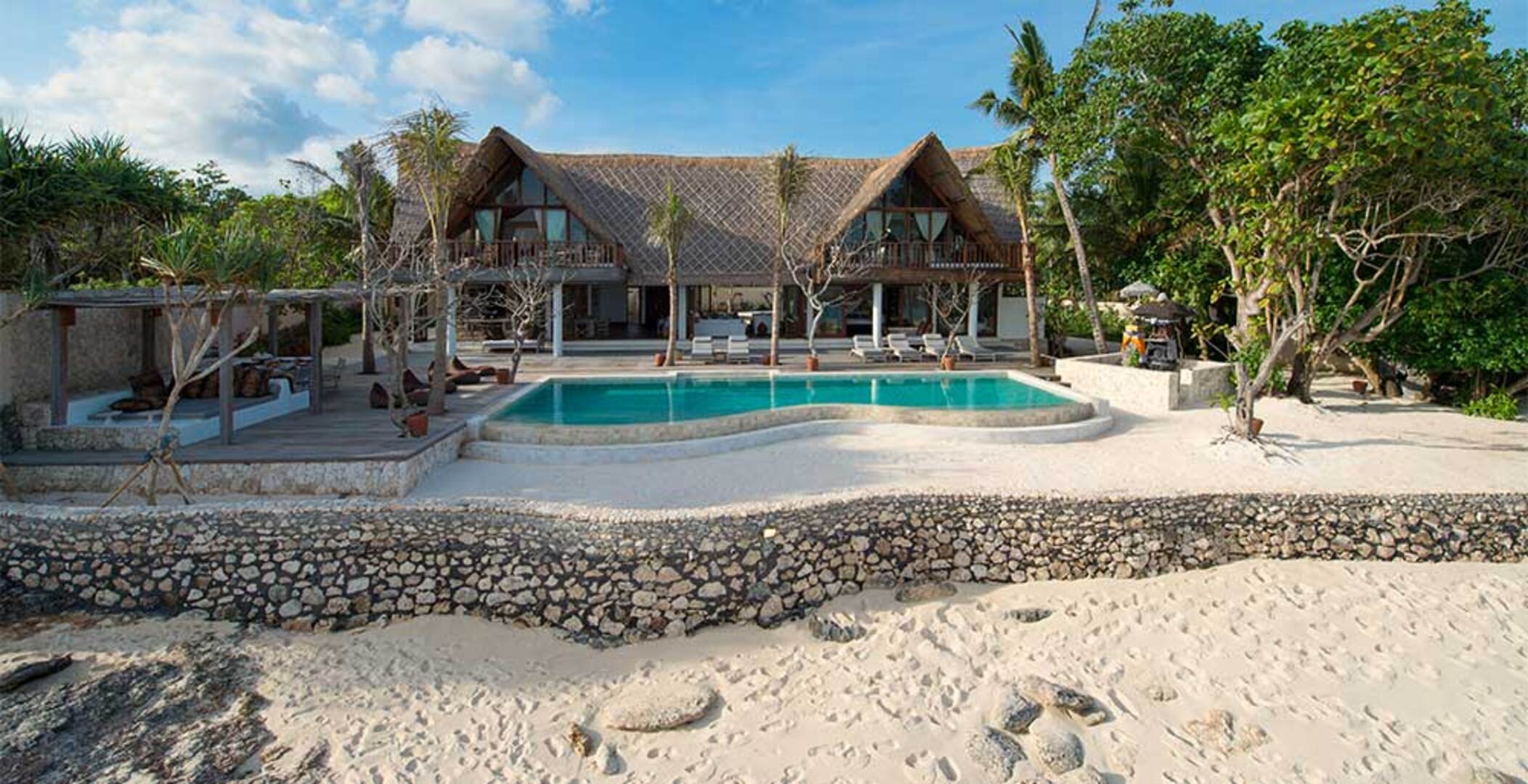 Vaša družina bo navdušena nad ekskluzivnimi balijskimi storitvami v vaši zasebni vili v Nusa Lembongan, Bali Villa 2127