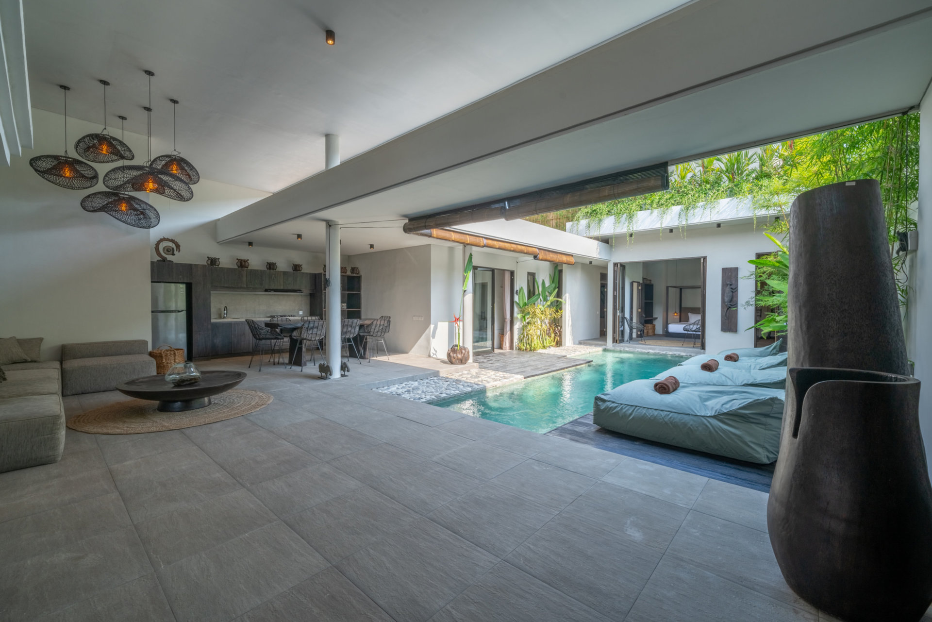 Predstavljajte si, da vaša družina najame luksuzno počitniško vilo s 4 spalnicami blizu plaže Kabupaten Badung Berawa, Bali Villa 2094