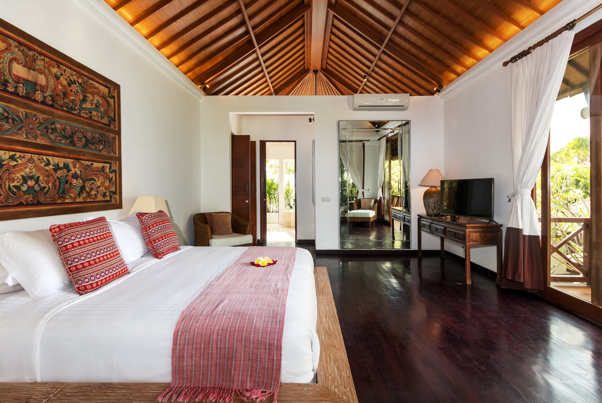 Popoln vodnik za najem vaše ekskluzivne počitniške vile v Kabupaten Badung z zasebnim bazenom in polnim osebjem, Bali Villa 2113