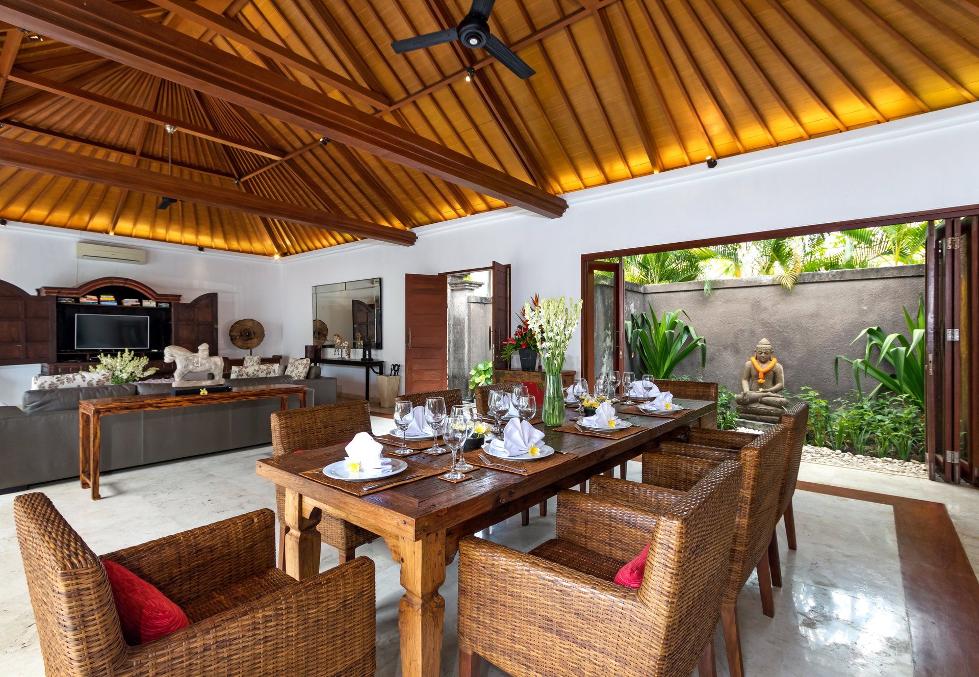 Popoln vodnik za najem vaše ekskluzivne počitniške vile v Kabupaten Badung z zasebnim bazenom in polnim osebjem, Bali Villa 2113