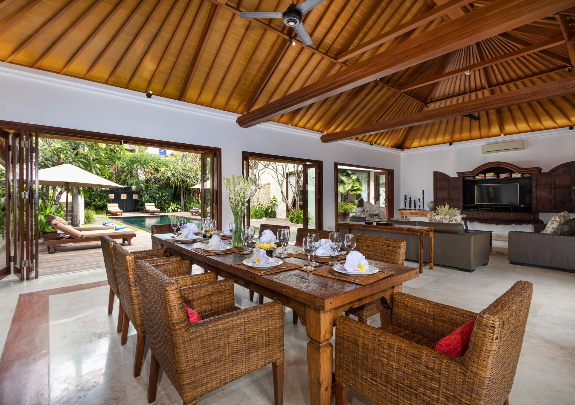 Popoln vodnik za najem vaše ekskluzivne počitniške vile v Kabupaten Badung z zasebnim bazenom in polnim osebjem, Bali Villa 2113