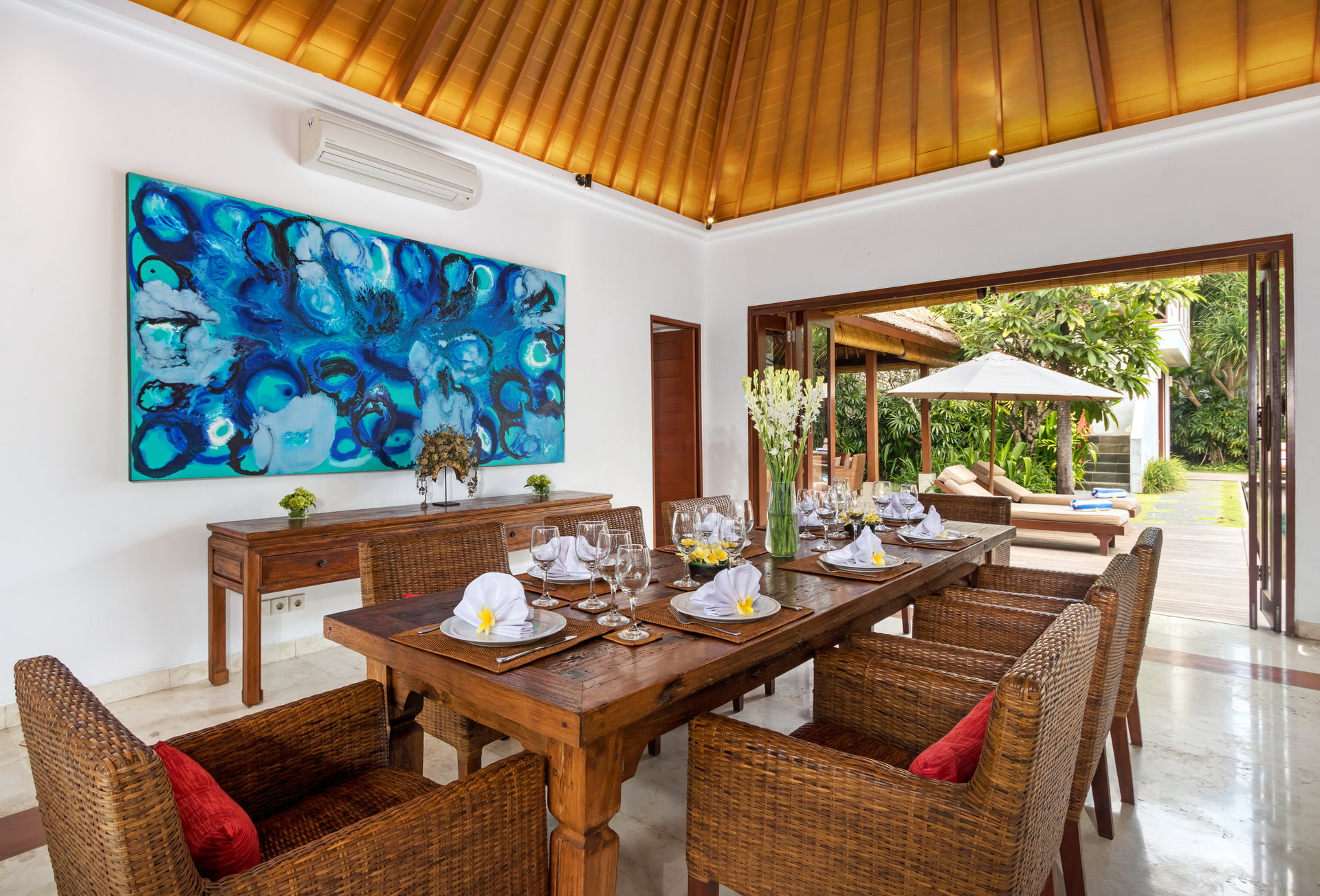 Popoln vodnik za najem vaše ekskluzivne počitniške vile v Kabupaten Badung z zasebnim bazenom in polnim osebjem, Bali Villa 2113