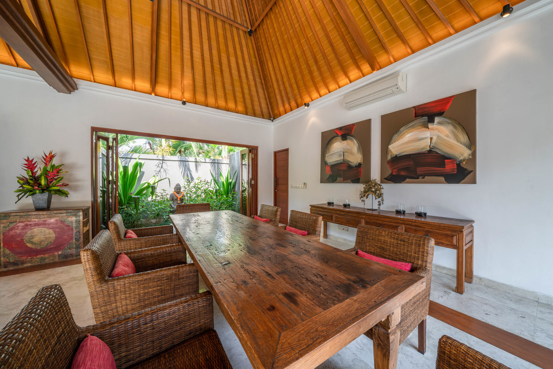 Popoln vodnik za najem vaše ekskluzivne počitniške vile v Kabupaten Badung z zasebnim bazenom in polnim osebjem, Bali Villa 2113