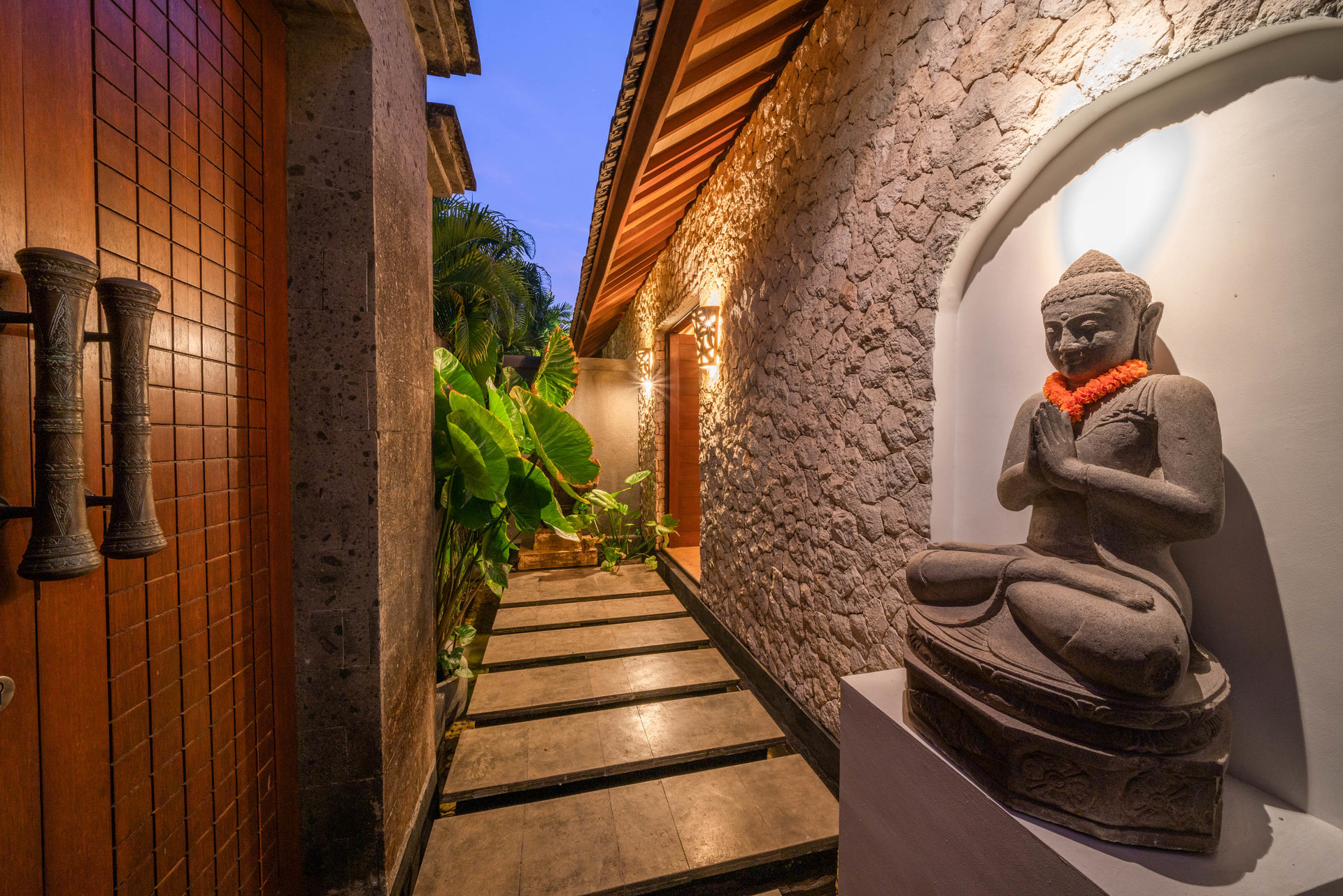 Popoln vodnik za najem vaše ekskluzivne počitniške vile v Kabupaten Badung z zasebnim bazenom in polnim osebjem, Bali Villa 2113