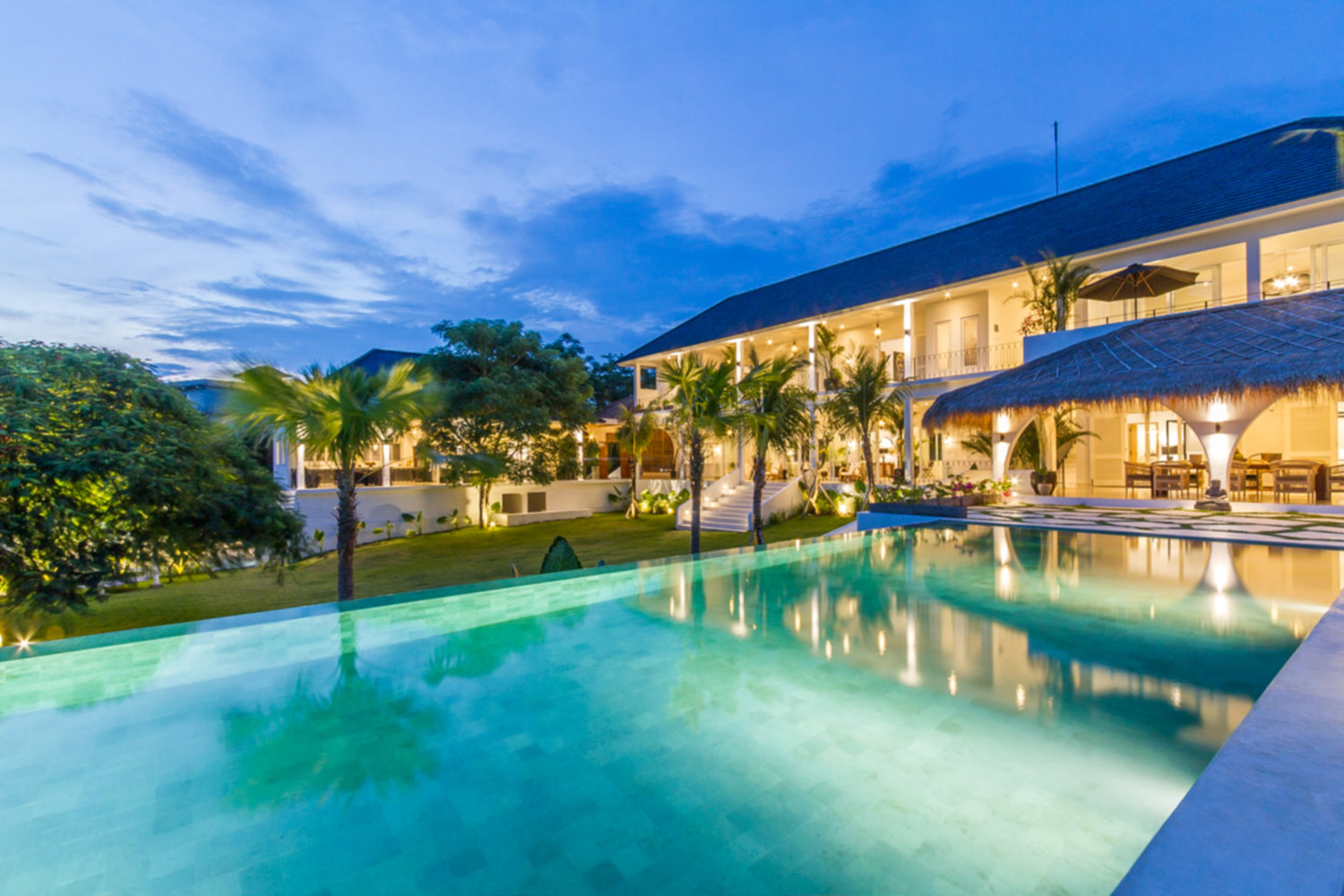 Predstavljajte si, da vaša družina najame luksuzno počitniško vilo s 5 spalnicami in osupljivim pogledom na ocean, Bali Villa 2114