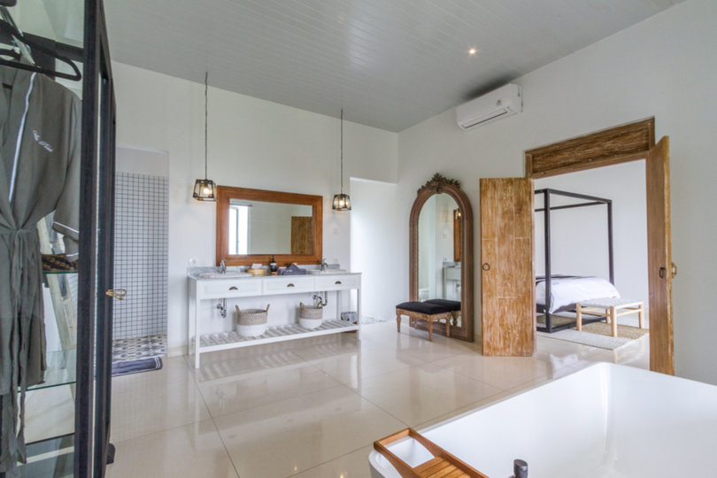 Predstavljajte si, da vaša družina najame luksuzno počitniško vilo s 5 spalnicami in osupljivim pogledom na ocean, Bali Villa 2114