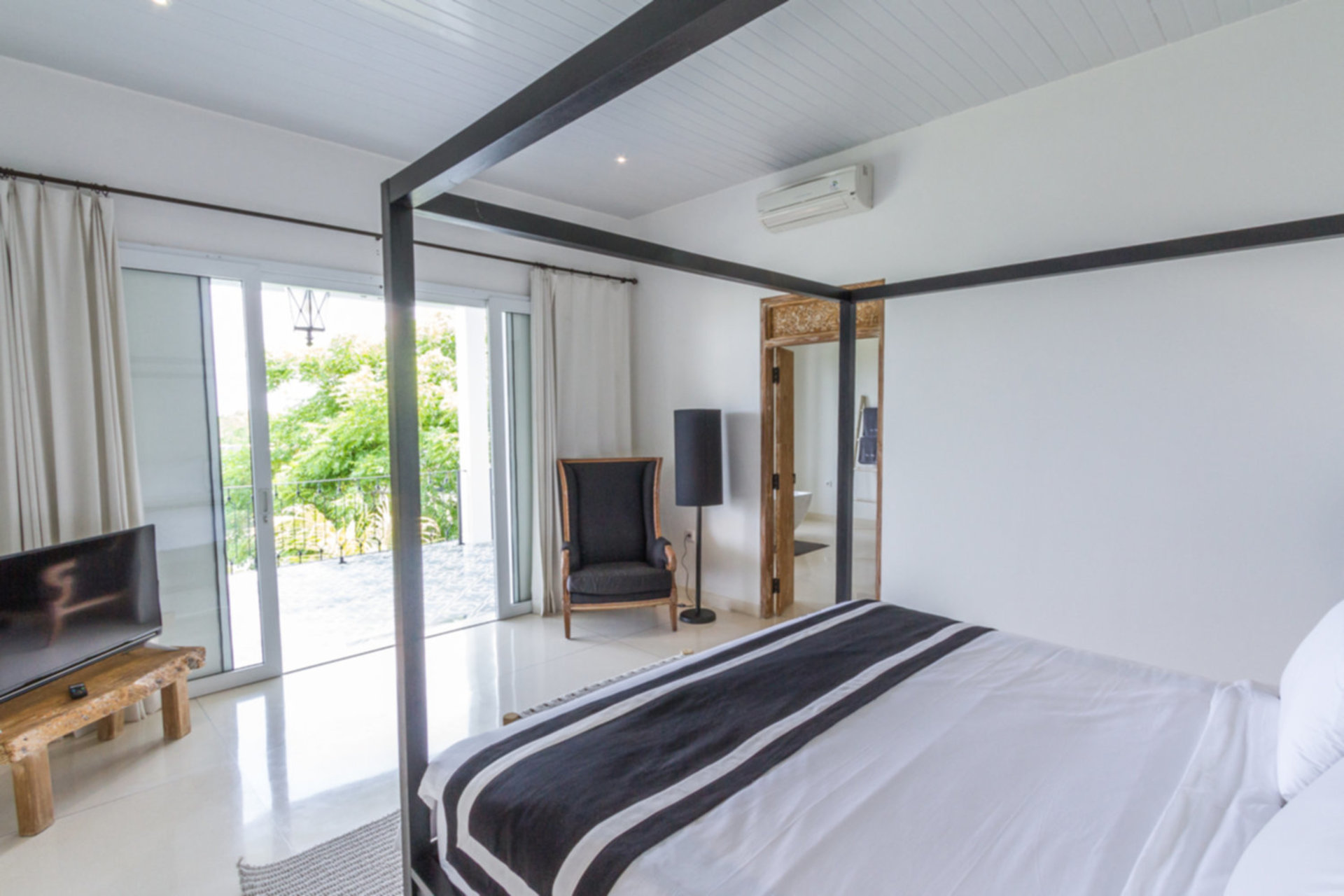 Predstavljajte si, da vaša družina najame luksuzno počitniško vilo s 5 spalnicami in osupljivim pogledom na ocean, Bali Villa 2114