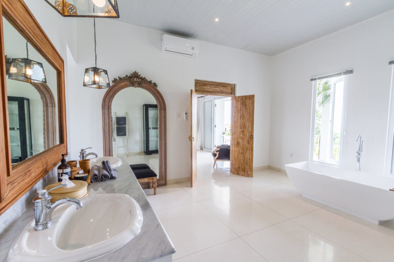 Predstavljajte si, da vaša družina najame luksuzno počitniško vilo s 5 spalnicami in osupljivim pogledom na ocean, Bali Villa 2114