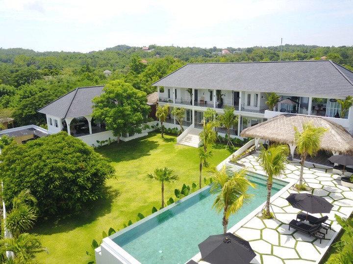 Predstavljajte si, da vaša družina najame luksuzno počitniško vilo s 5 spalnicami in osupljivim pogledom na ocean, Bali Villa 2114