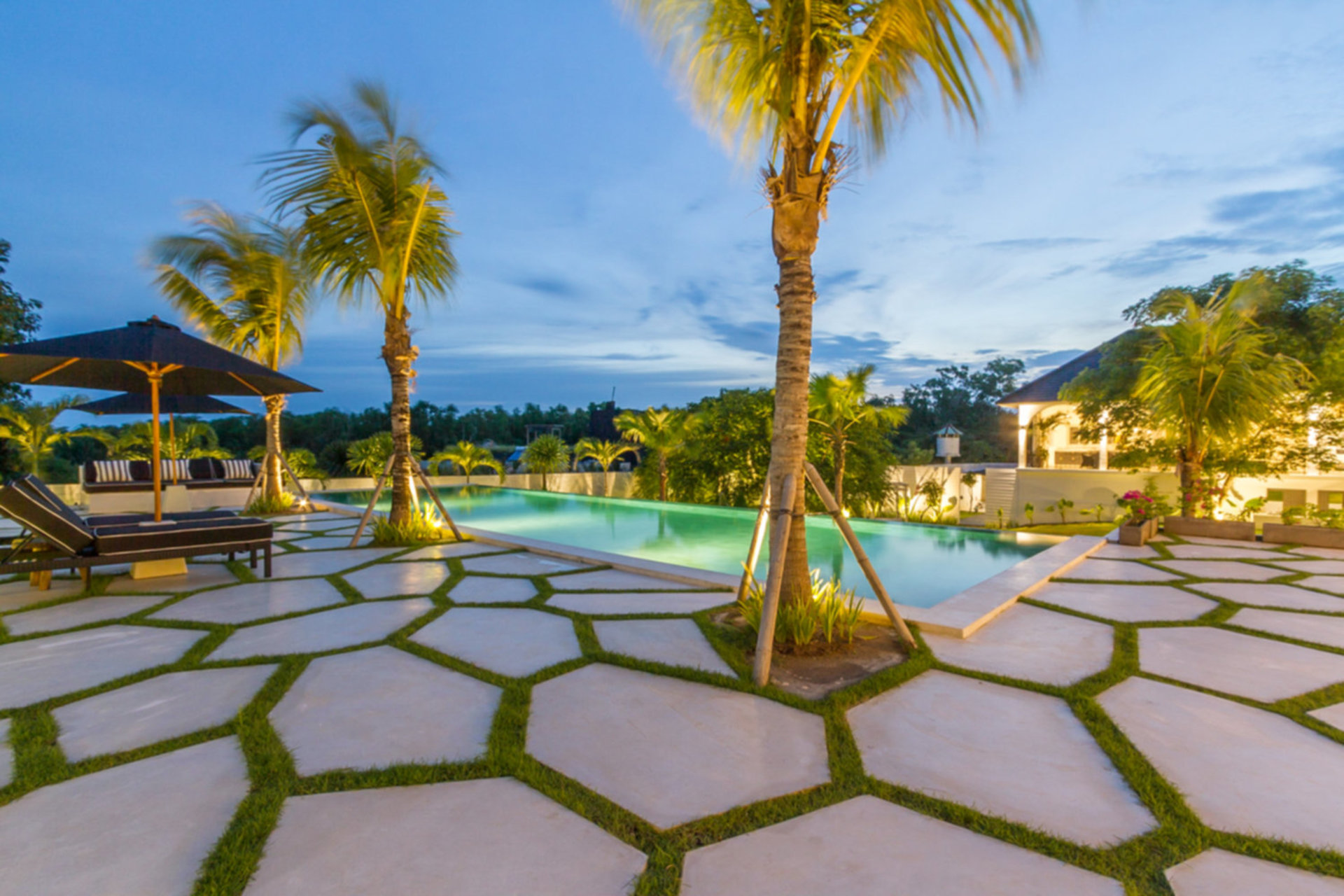 Predstavljajte si, da vaša družina najame luksuzno počitniško vilo s 5 spalnicami in osupljivim pogledom na ocean, Bali Villa 2114