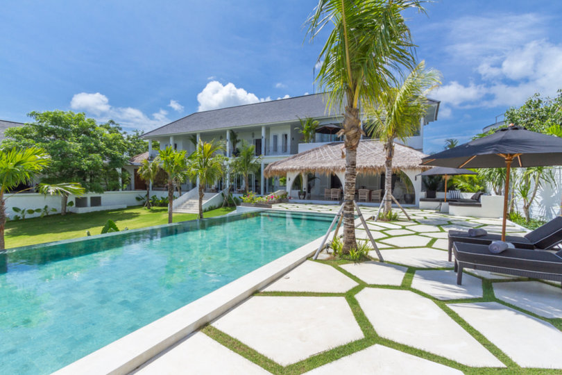 Predstavljajte si, da vaša družina najame luksuzno počitniško vilo s 5 spalnicami in osupljivim pogledom na ocean, Bali Villa 2114