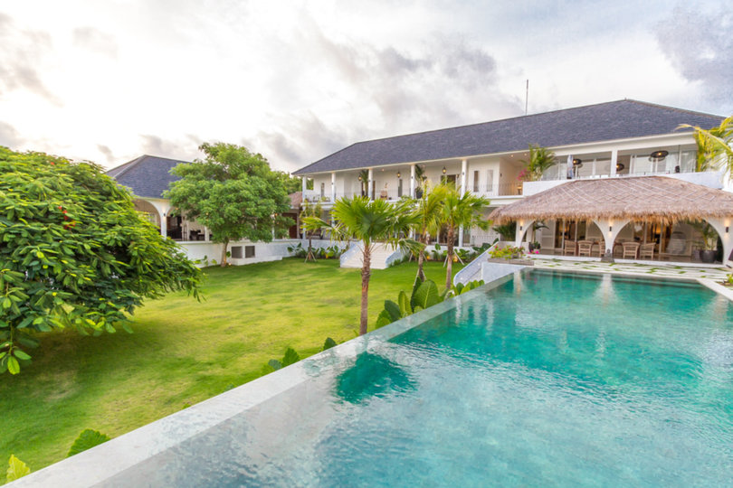 Predstavljajte si, da vaša družina najame luksuzno počitniško vilo s 5 spalnicami in osupljivim pogledom na ocean, Bali Villa 2114