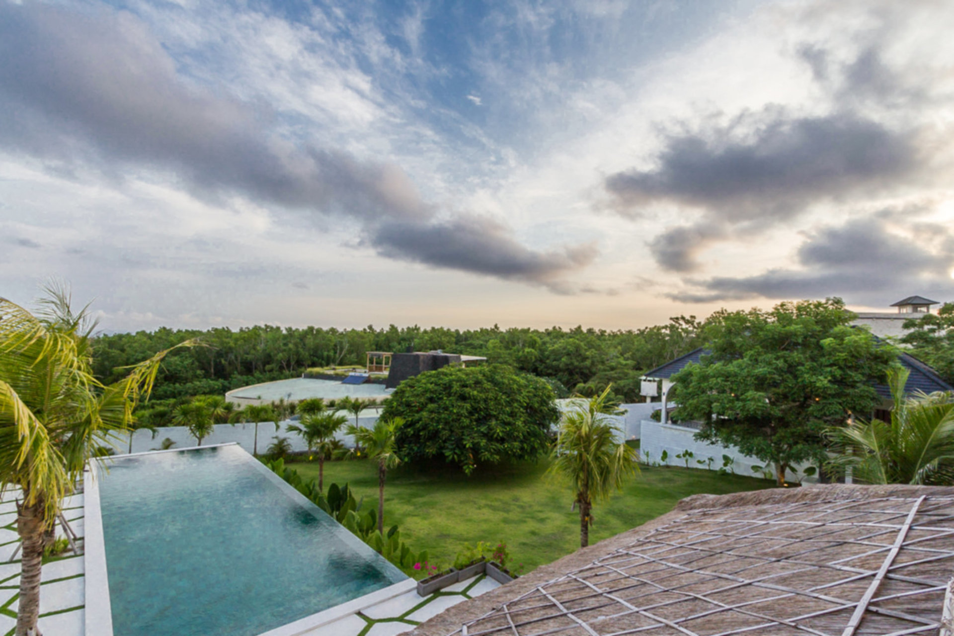 Predstavljajte si, da vaša družina najame luksuzno počitniško vilo s 5 spalnicami in osupljivim pogledom na ocean, Bali Villa 2114