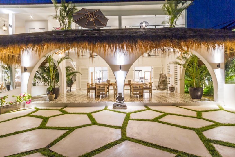 Predstavljajte si, da vaša družina najame luksuzno počitniško vilo s 5 spalnicami in osupljivim pogledom na ocean, Bali Villa 2114