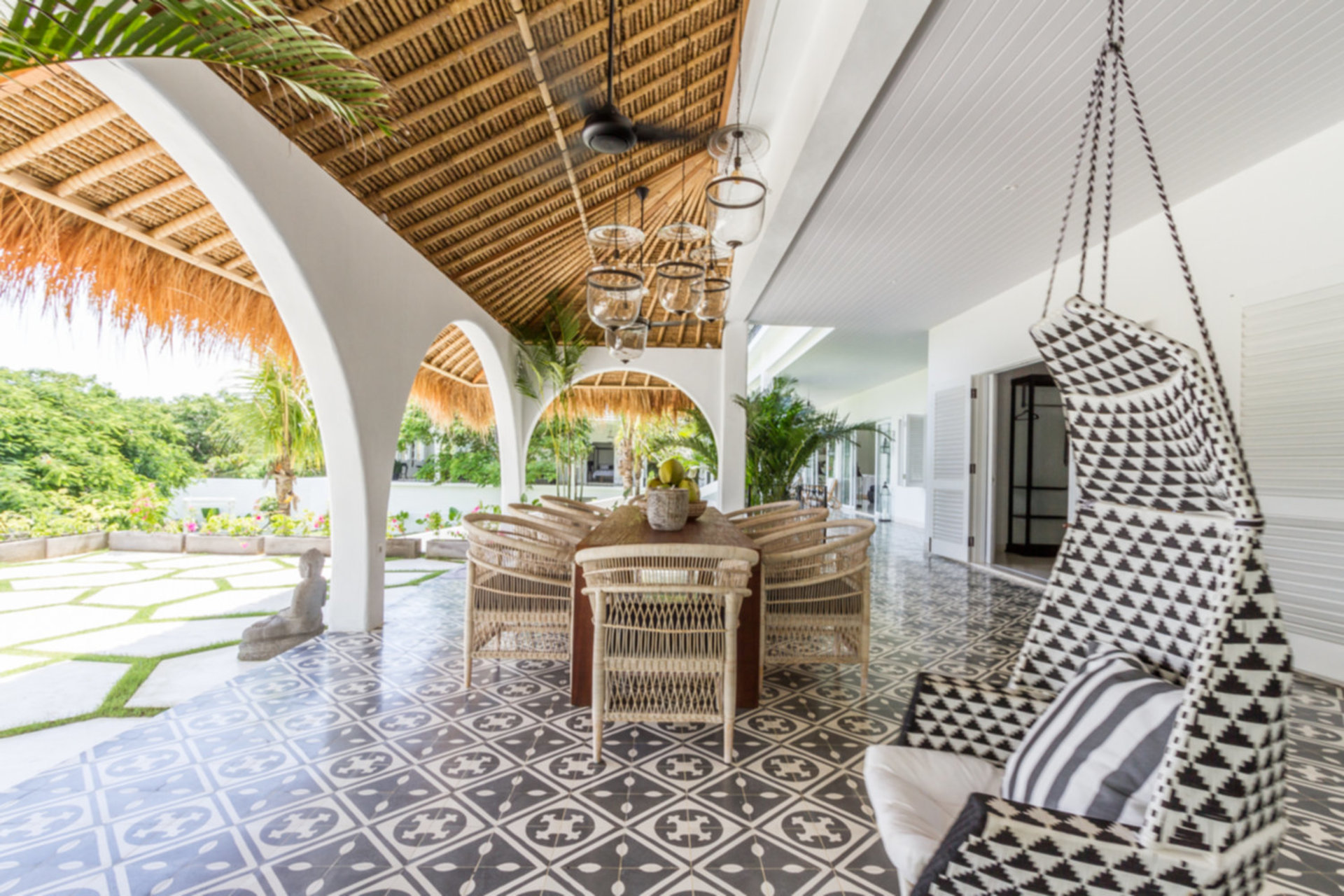 Predstavljajte si, da vaša družina najame luksuzno počitniško vilo s 5 spalnicami in osupljivim pogledom na ocean, Bali Villa 2114