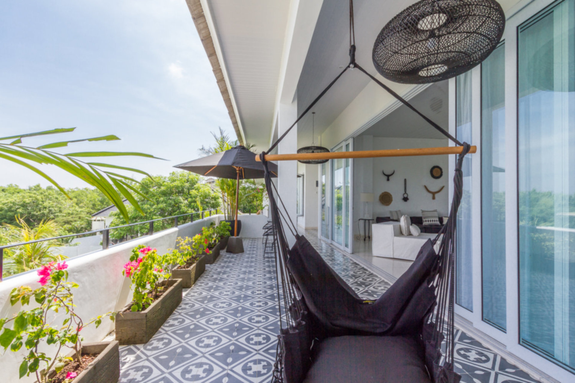 Predstavljajte si, da vaša družina najame luksuzno počitniško vilo s 5 spalnicami in osupljivim pogledom na ocean, Bali Villa 2114