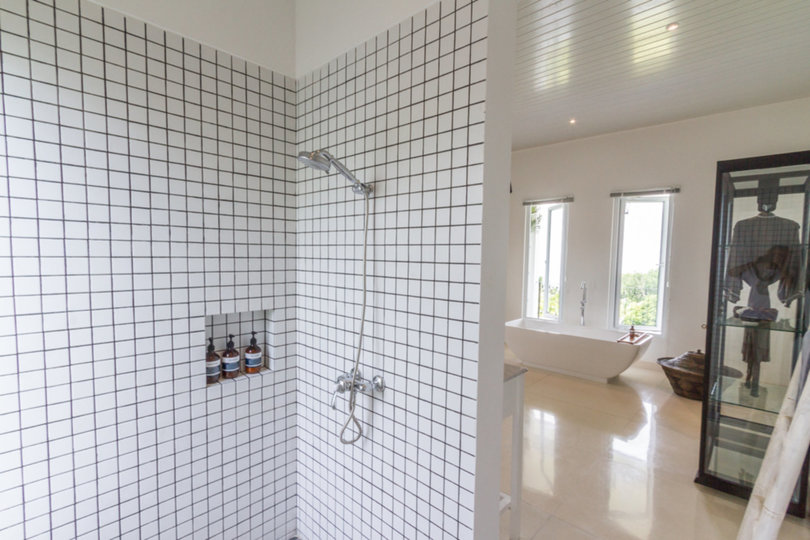 Predstavljajte si, da vaša družina najame luksuzno počitniško vilo s 5 spalnicami in osupljivim pogledom na ocean, Bali Villa 2114