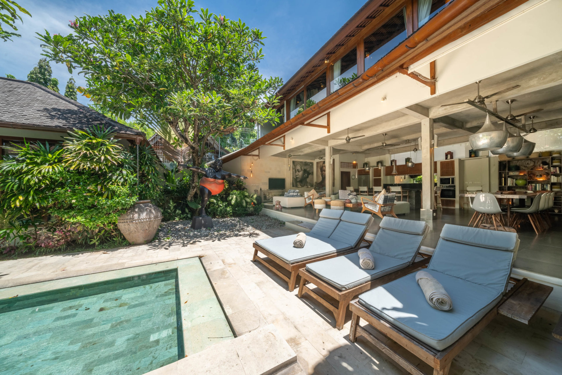 Predstavljajte si, da vaša družina najame luksuzno počitniško vilo s 4 spalnicami blizu plaže Double Six, Bali Villa 2116