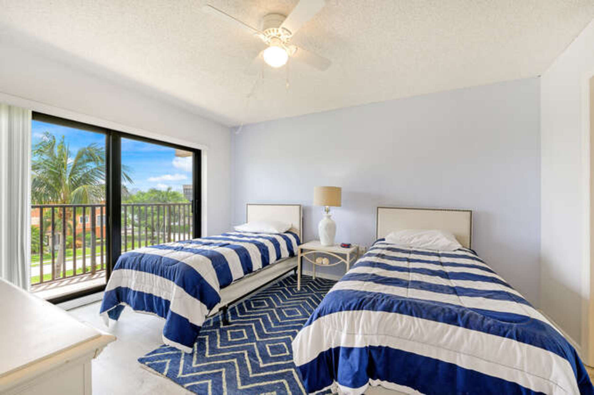 Luksuzno stanovanje v sodobnem slogu na Dolphin Way, Florida Condo 5937