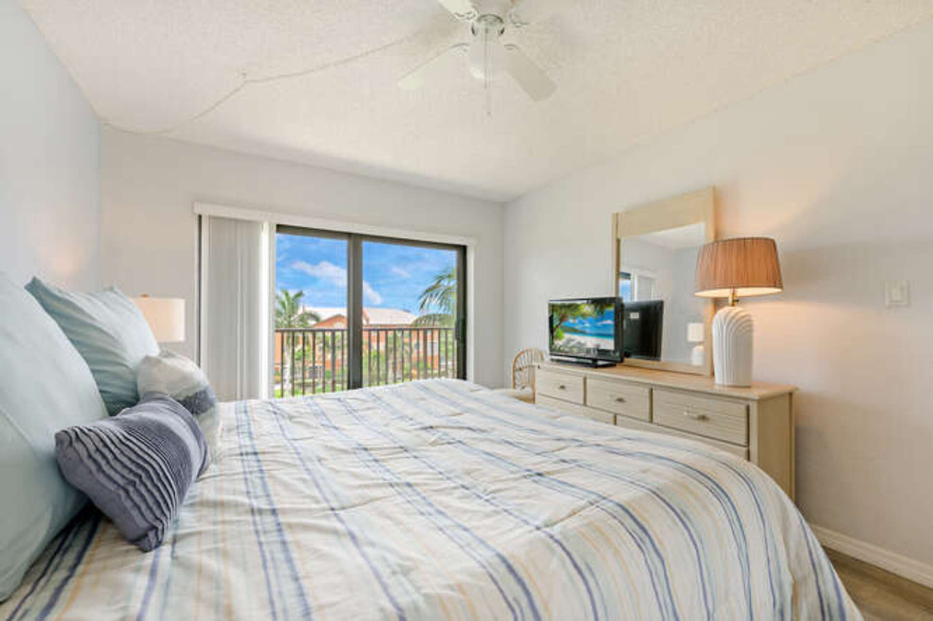 Luksuzno stanovanje v sodobnem slogu na Dolphin Way, Florida Condo 5937