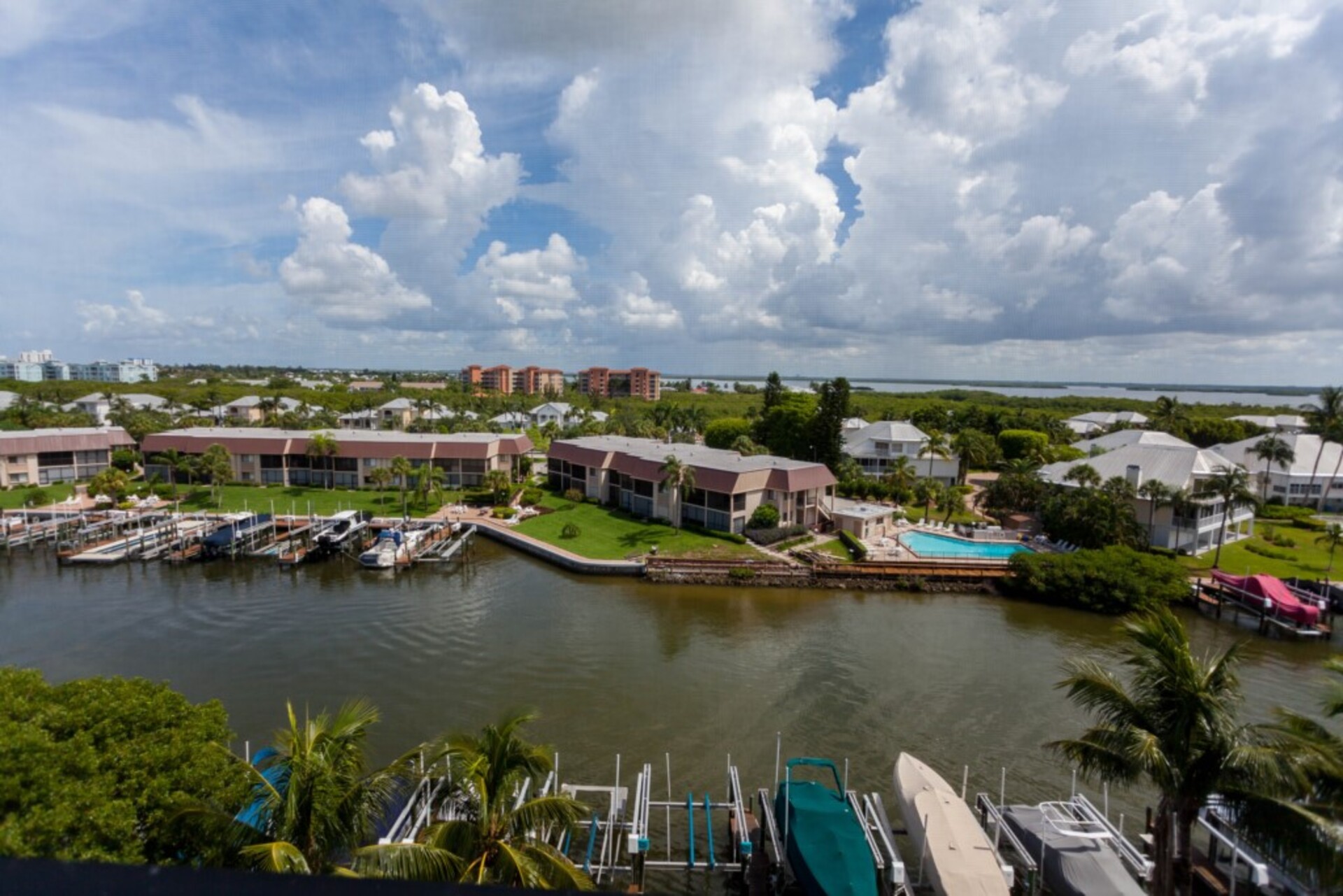 Luksuzno stanovanje v sodobnem slogu na Hibiscus Pointu, Florida Condo 5933