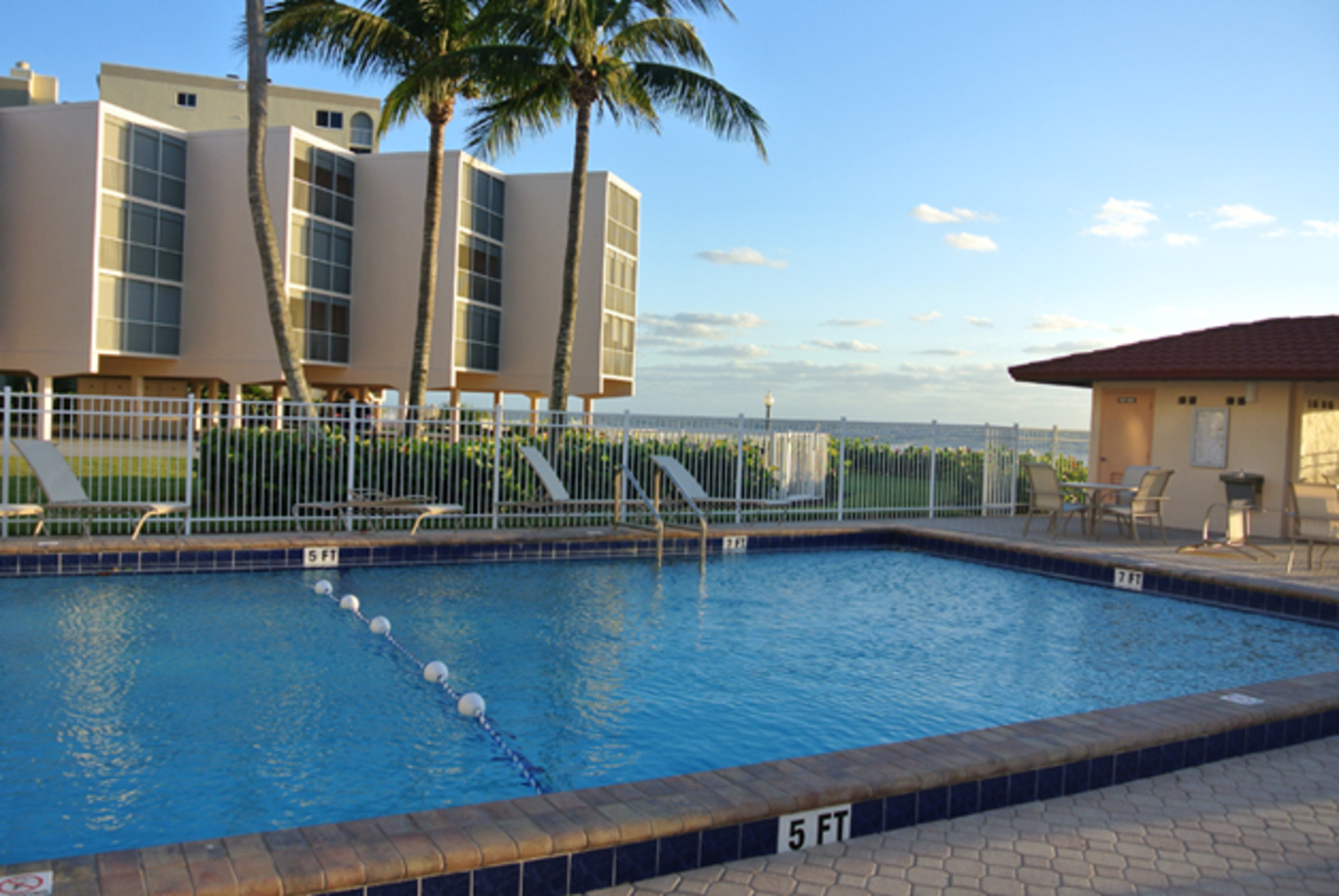 Ultimate 2-sobno stanovanje na Dolphin Way, Florida Condo 5935