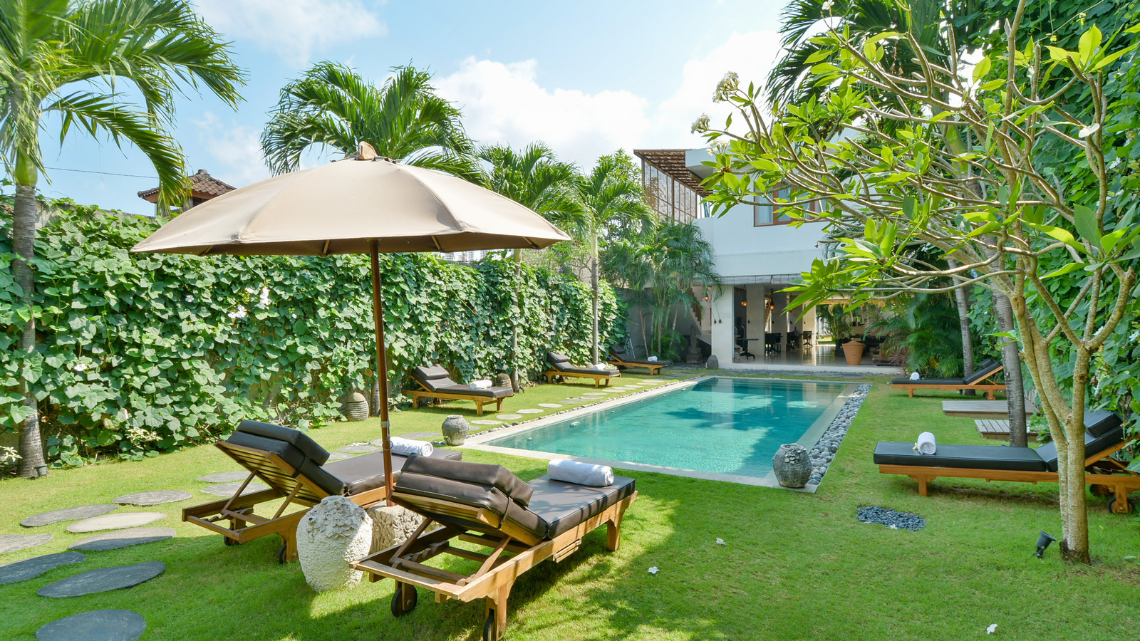 Neverjetna vila s 5 zvezdicami in 2 sproščujočima bazenoma, Bali Villa 2136