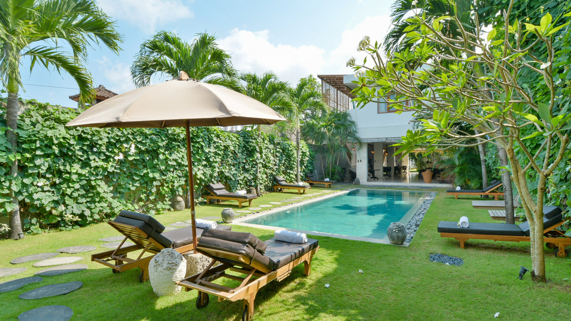 Neverjetna vila s 5 zvezdicami in 2 sproščujočima bazenoma, Bali Villa 2136