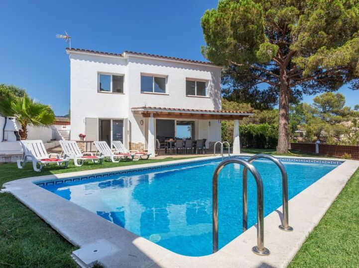 Elegantna 4-BR Haven v Costa Bravi, 1074, Lloret de Mar, Spain