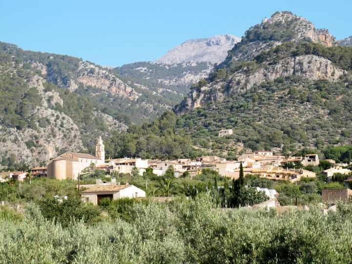 Očarljiv pobeg iz vile na Balearskih otokih, 1605