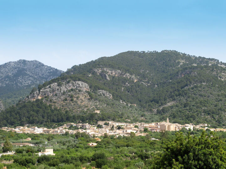 Očarljiv pobeg iz vile na Balearskih otokih, 1605