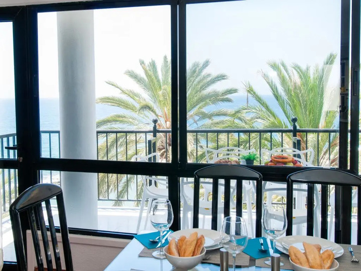 Vila s 4 spalnicami na Kanarskih otokih, 1077