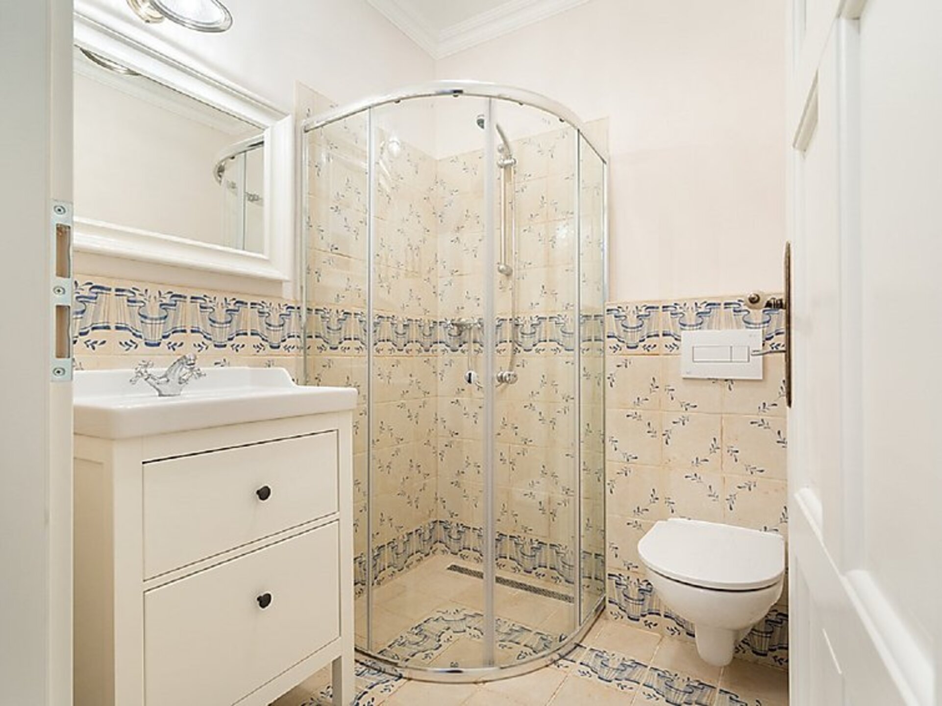 Očarljiva hiša s 6 spalnicami in panoramskim razgledom, 1000