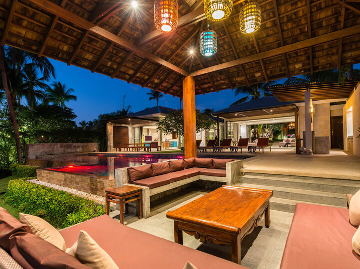 Inasia - Night lounging at the pool