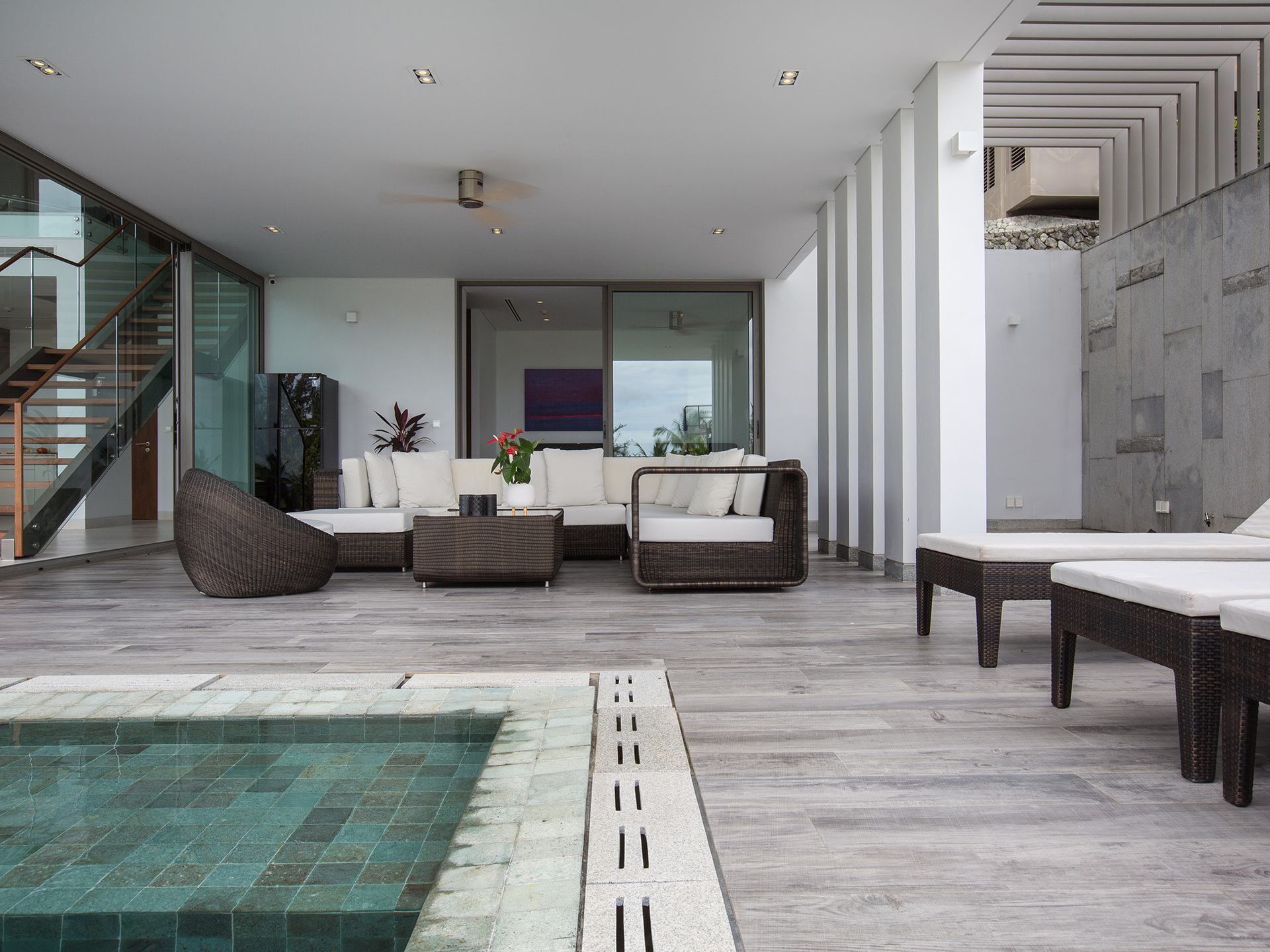 Malaiwana Patio Duplex - Airy outdoor sala by the pool