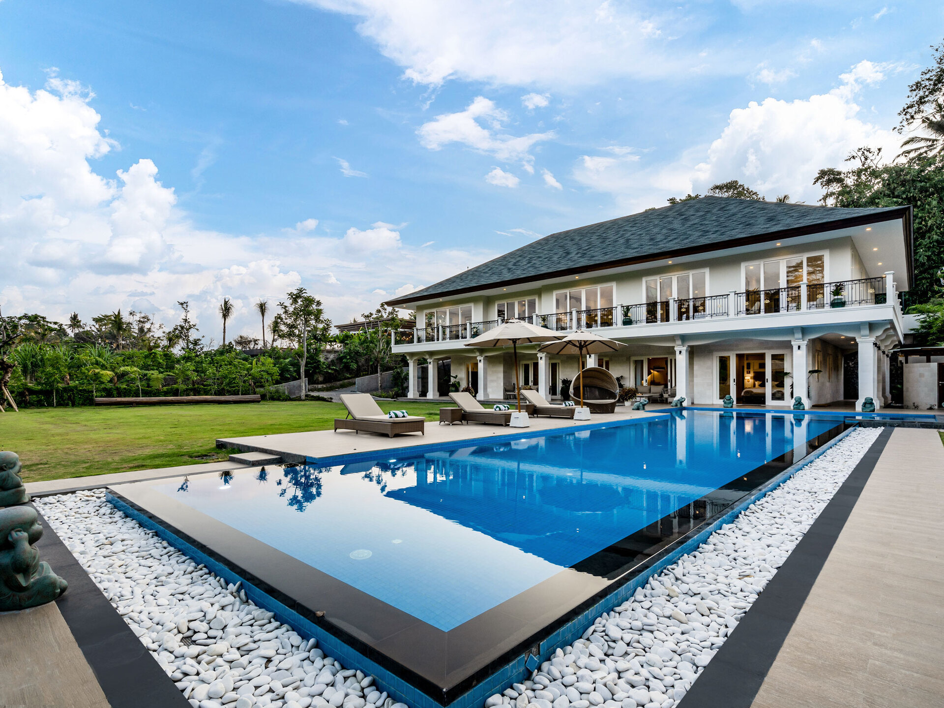 Pala Ubud - Villa Agung - Expansive lap pool by the lawn