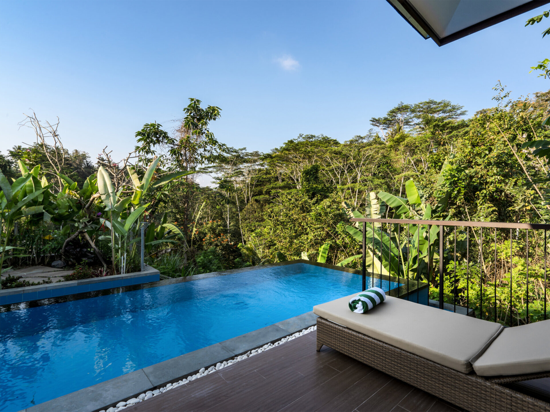 Pala Ubud - Villa Seraya B - Relaxing sunlounger by the pool