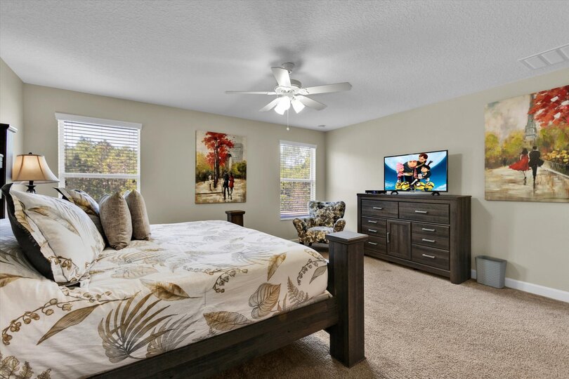 Master King Bedroom 1(Angle)
43" Smart TV