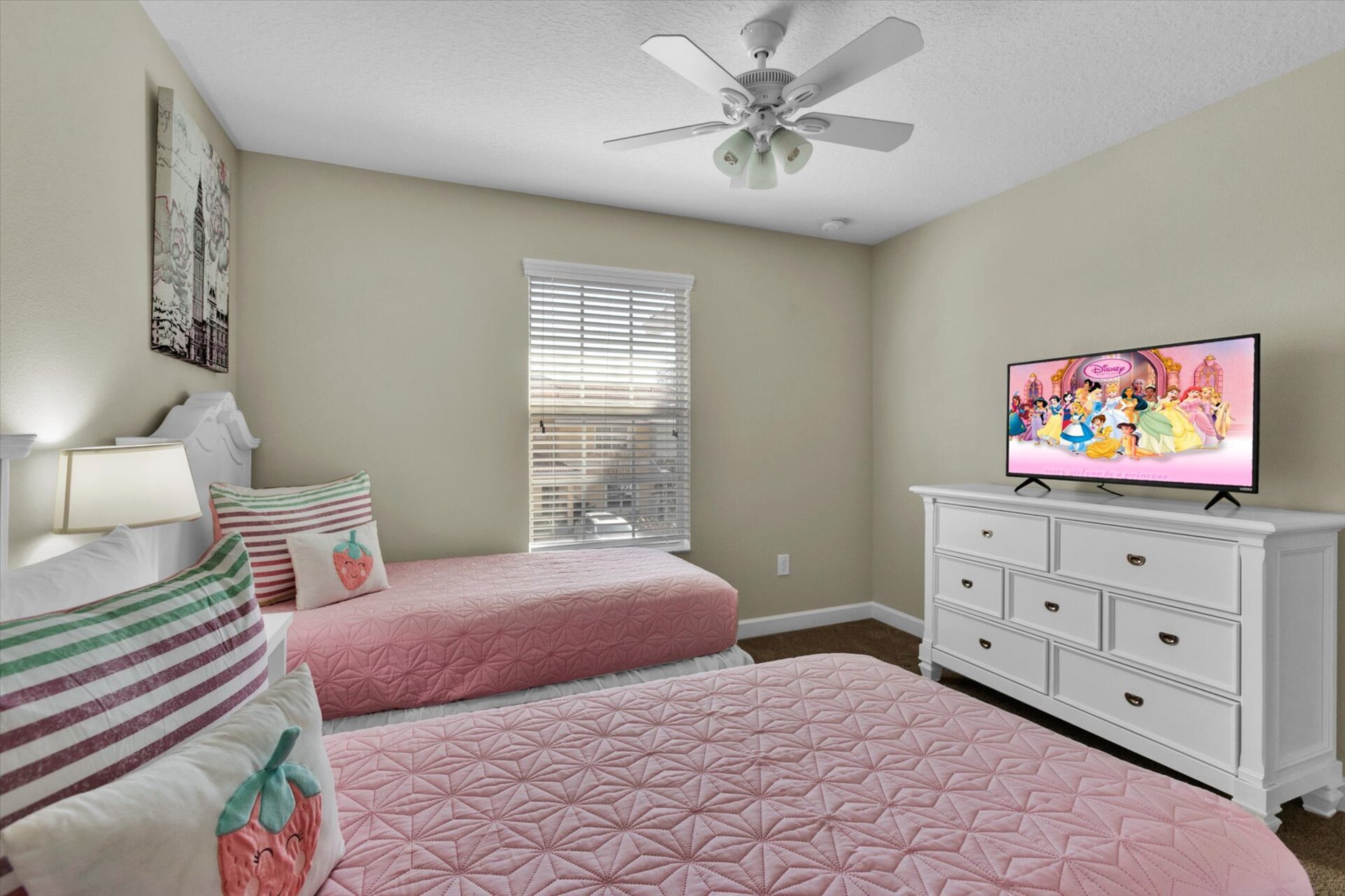 Two Twins Bedroom 5 (Angle)
43" Smart TV