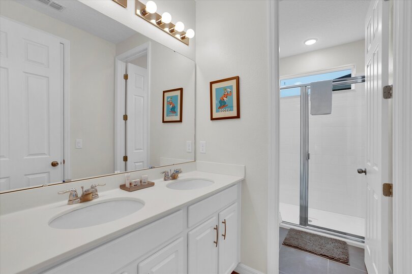 Shared Bathroom 3 Upstairs
Shower