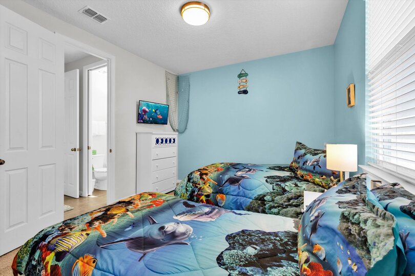 Twin/Double Bedroom 6 (Angle)
32" Roku TV