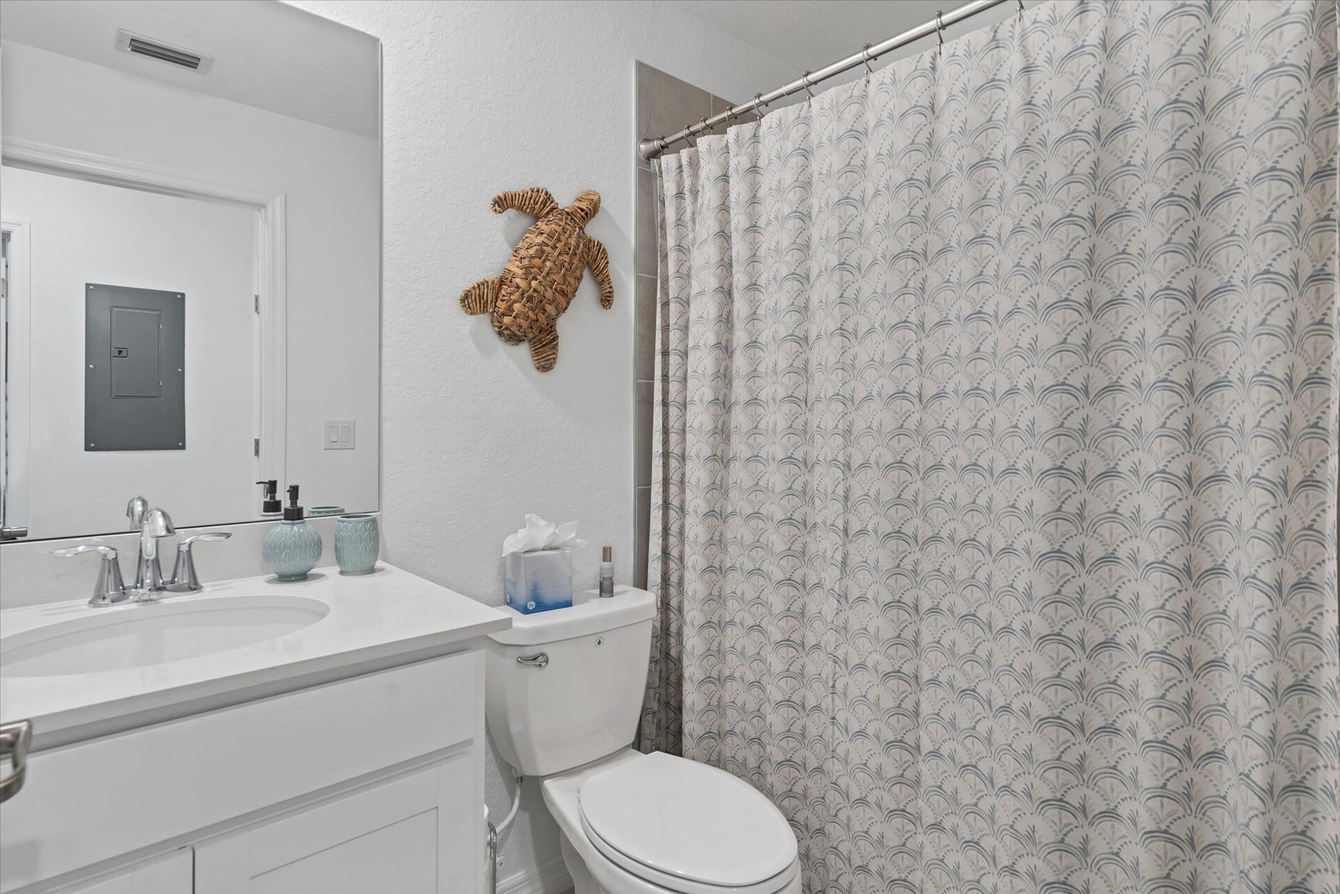 Guest bathroom with shower/tub combo